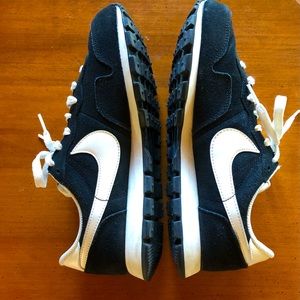 Cute retro Nikes. Size 7.